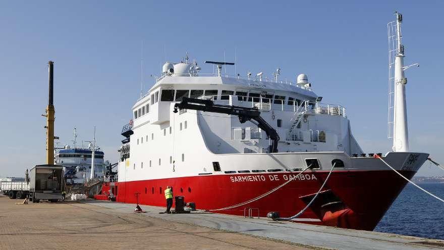 El buque oceanográfico Sarmiento de Gamboa, en el puerto de Vigo, antes de su salida. // Alba Villar