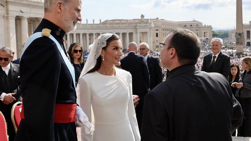 La Reina Letizia sorprende en Roma en la primera misa del Papa León XIV: de blanco y sin peineta