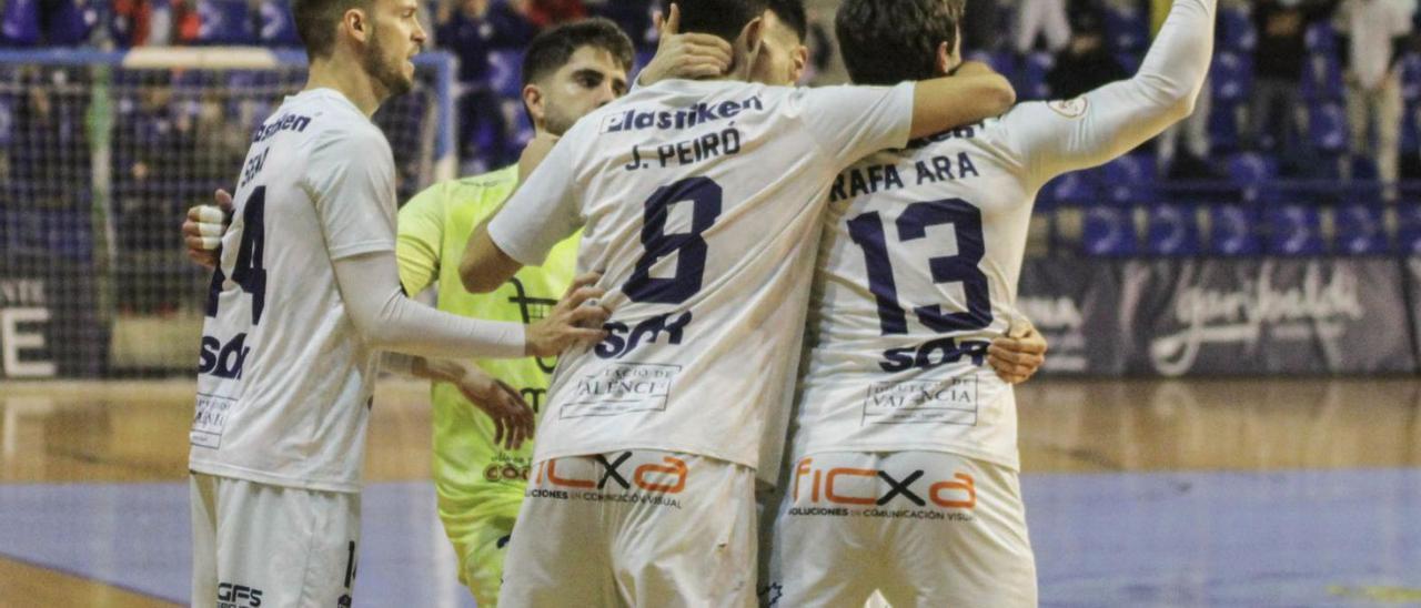 Los jugadores del Alzira FS celebran un tanto en un partido de esta temporada. | PAULA CLIMENT