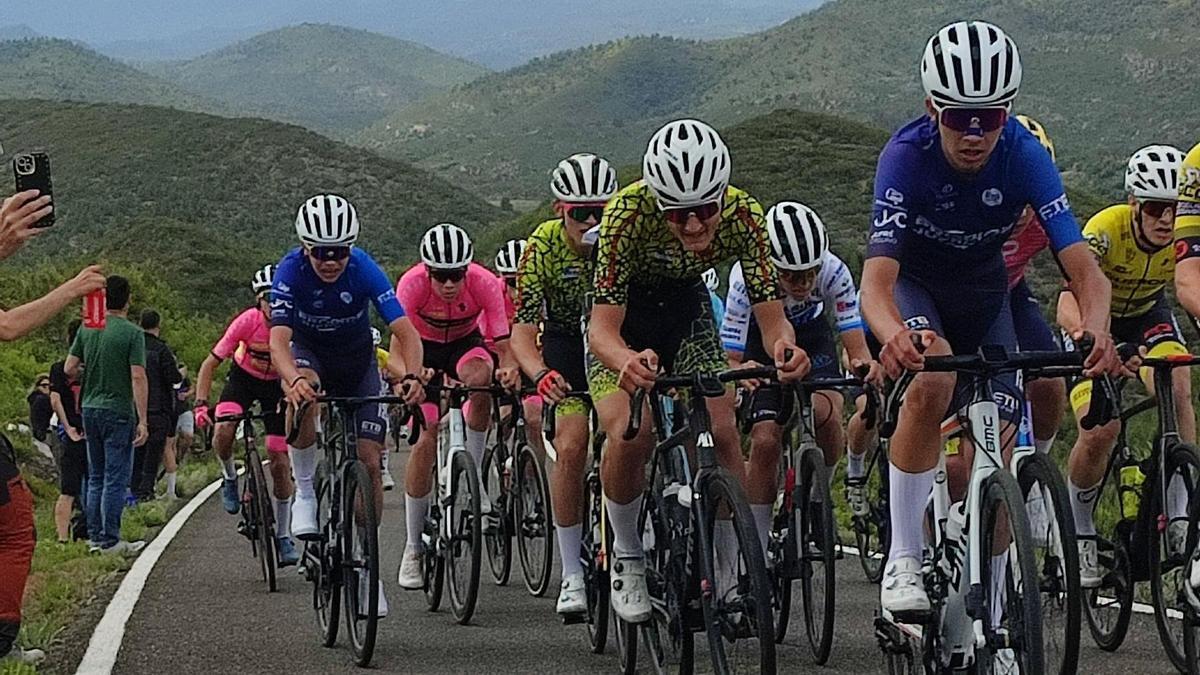 Ciclistas en una edición pasada del Trofeu Sant Pascual del Genovés.