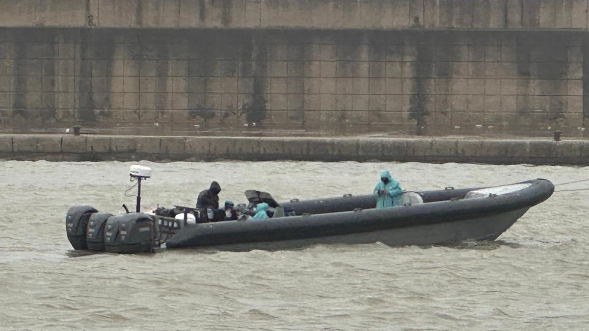 FOTO Narcolancha en el puerto de Barbate la semana pasada | VÍDEO Goma fondeada frente al paseo marítimo de Barbate durante la borrasca Ingrid.