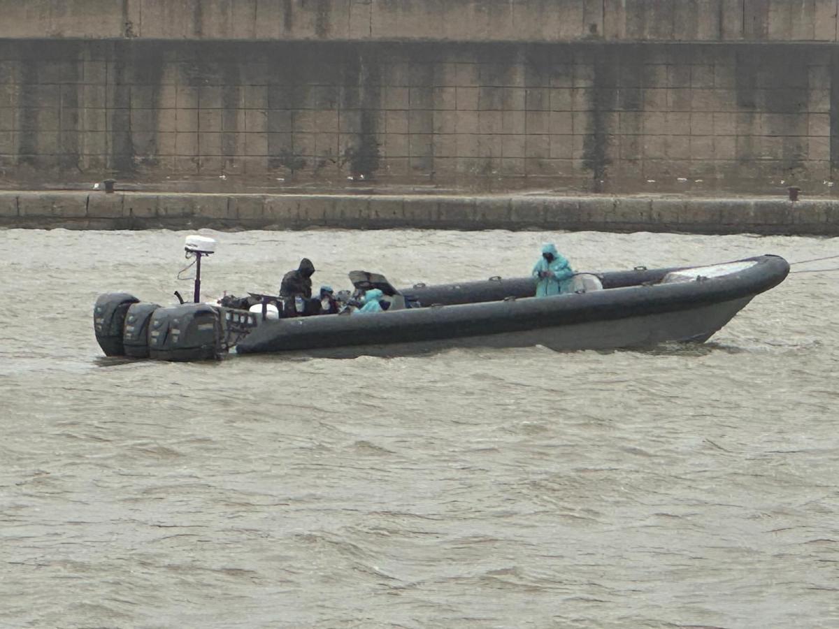 FOTO Narcolancha en el puerto de Barbate la semana pasada | VÍDEO Goma fondeada frente al paseo marítimo de Barbate durante la borrasca Ingrid.