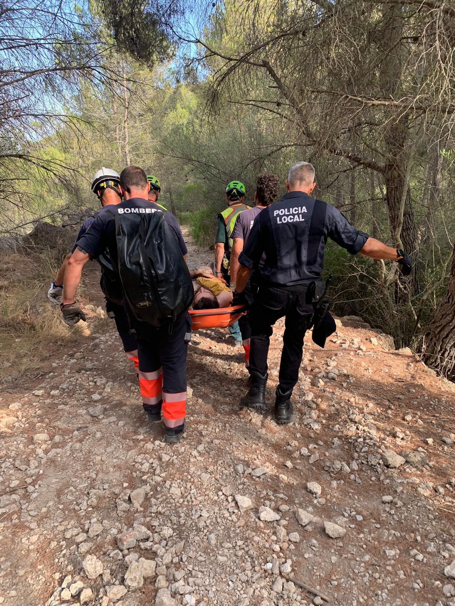 Bombers de Palma llevan al helicóptero al joven afectado por el golpe de calor.