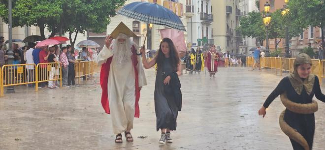 La lluvia desluce la procesión del Corpus en València