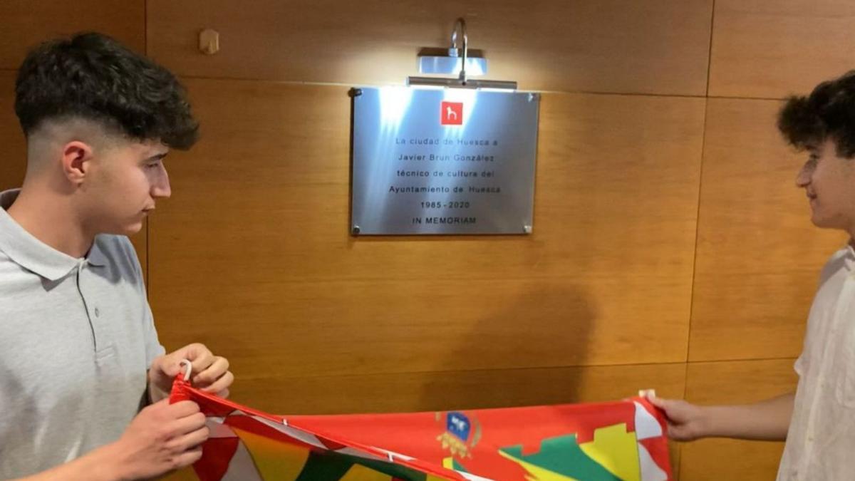 Los hijos de Javier Brun descubrieron la placa en honor de su padre. | AYUNTAMIENTO DE HUESCA