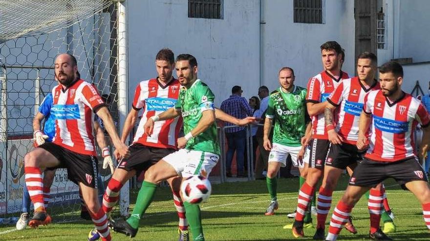 Jacobo Millán despeja un balón a la salida de un córner del Arenteiro. // I. Abella