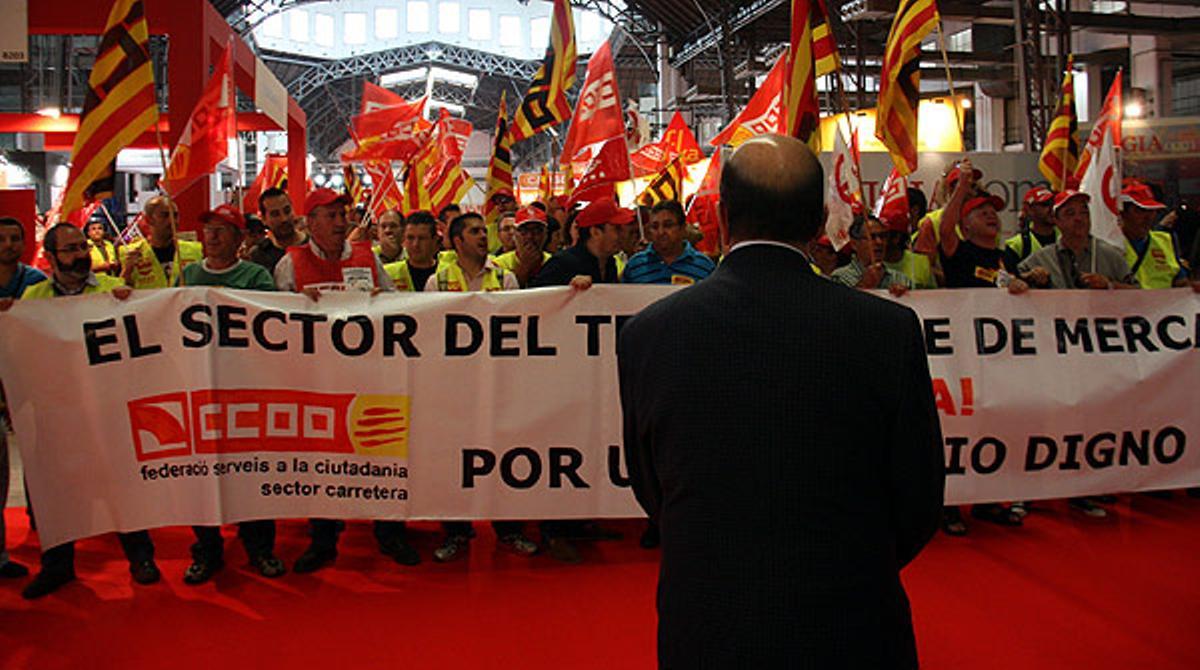 Protesta de treballadors en la inauguració del Saló de la Logística.