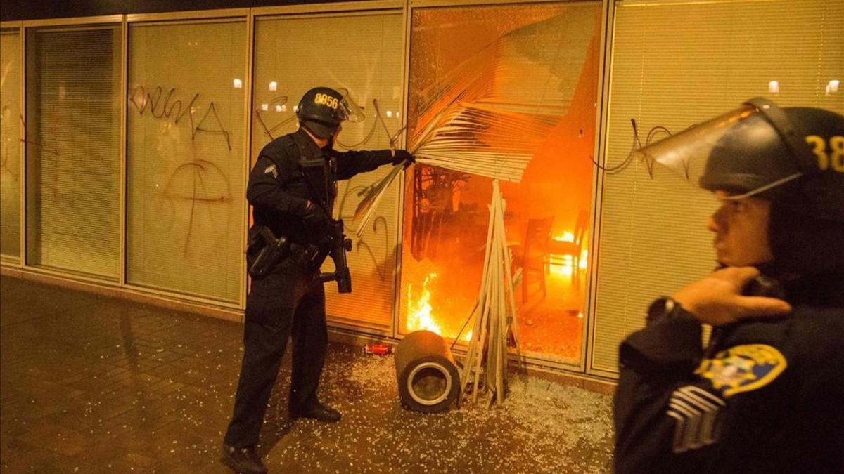 Incendio durante una protesta anti-Trump en Oakland, California