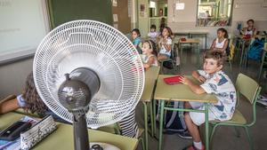 Una clase de la escuela Concepció con un ventilador.