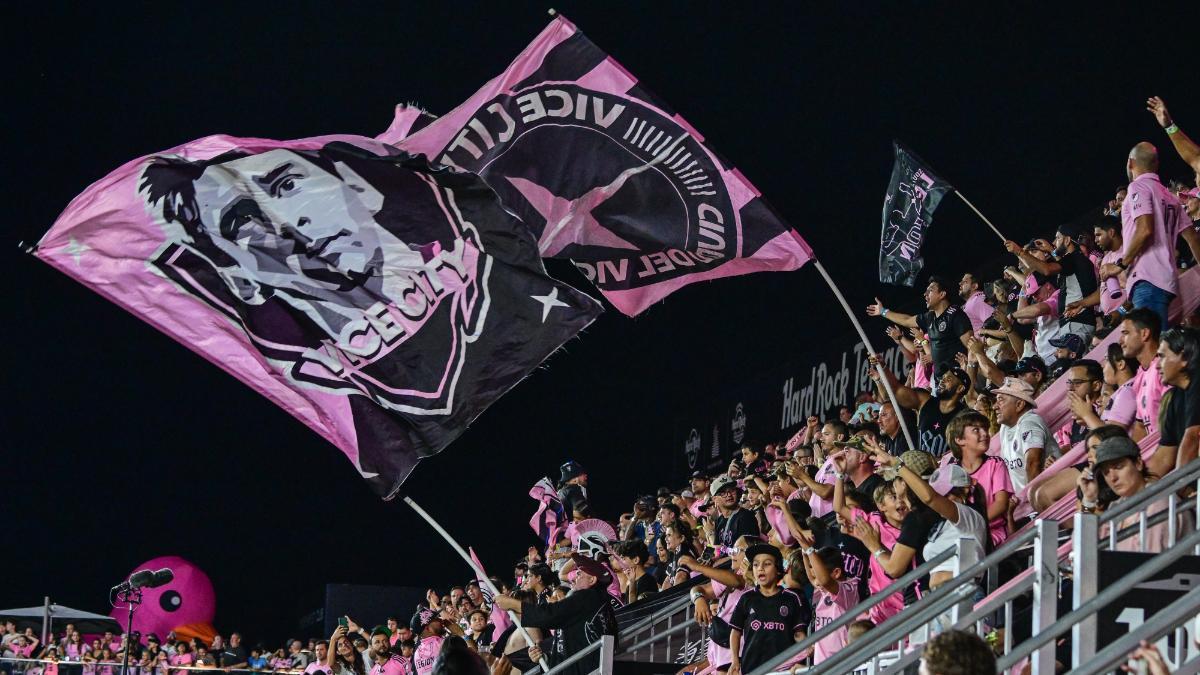 Los aficionados del Inter de Miami con una bandera de Lionel Messi