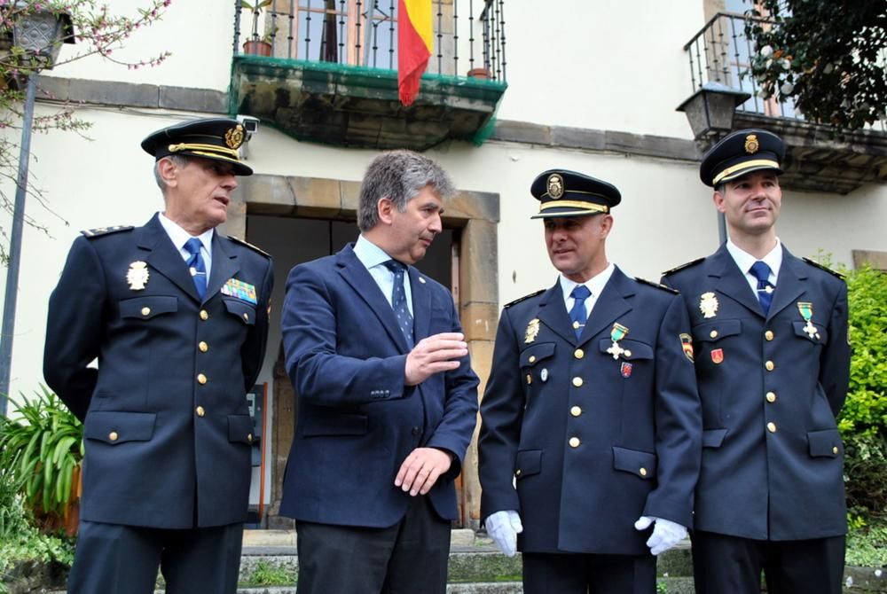 Ignacio Cosidó en la comisaría e Luarca para distinguir a dos agentes: Francisco García e Ignacio González- Cachón