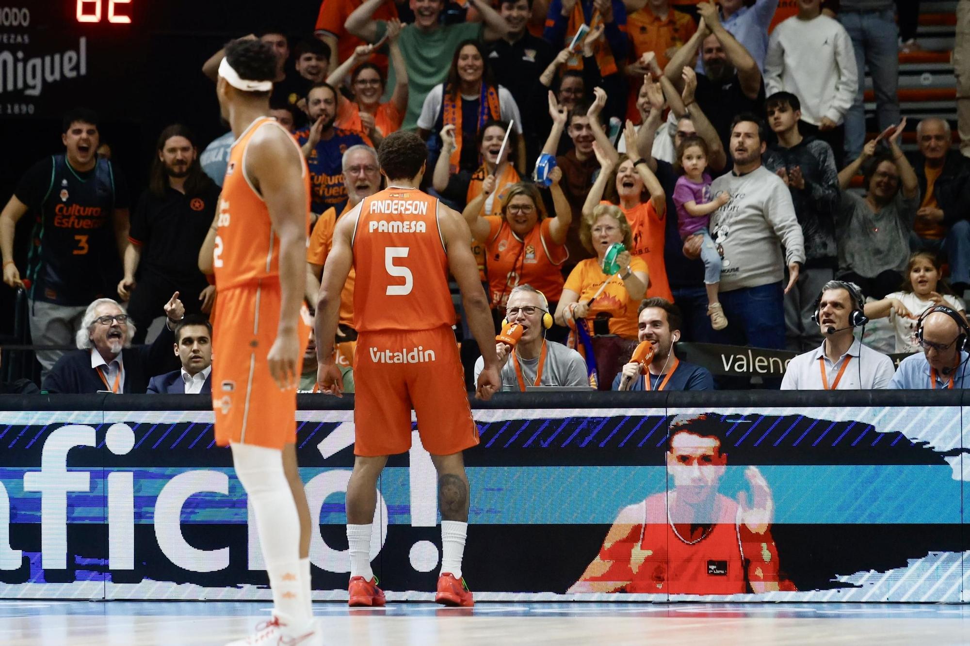 Las mejores fotos del resurgir del Valencia Basket frente al Baskonia