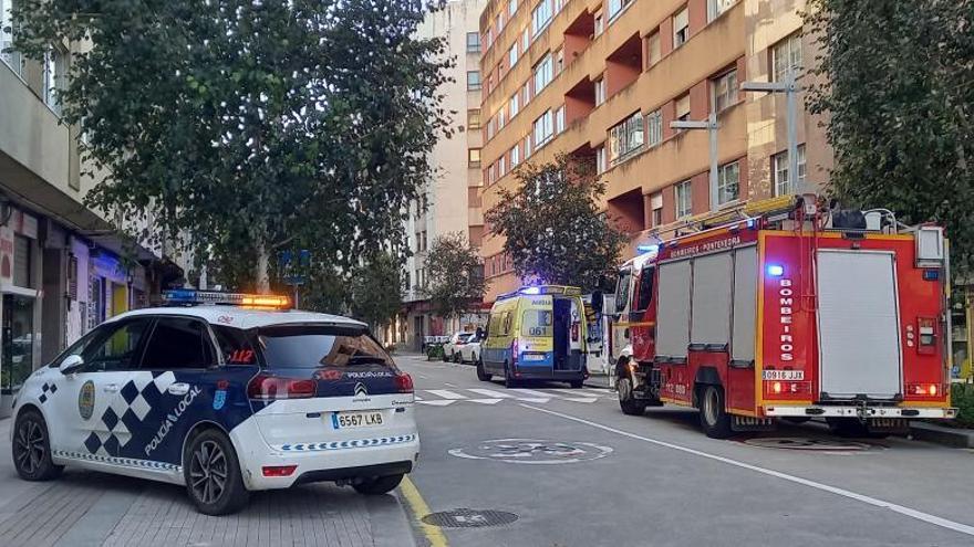 Efectivos de la Policía Local, Bomberos y el 061, en la calle Paseo de Colón.