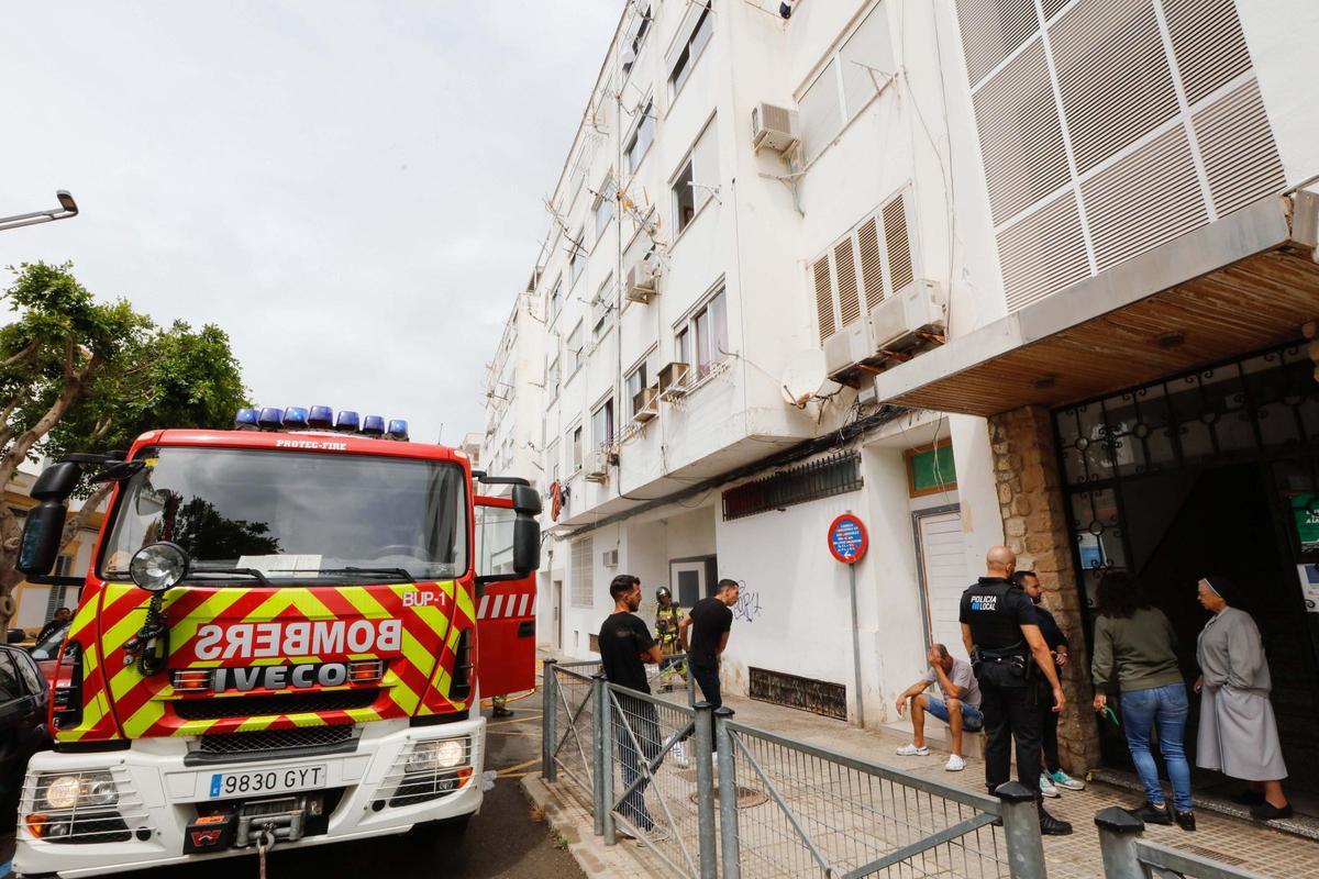 Galería de imágenes del incendio en los bajos del antiguo cine Cartago de Ibiza