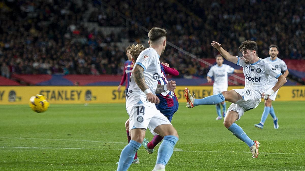 Miguel, con este zurdazo, logra el 1-2 del Girona sobre el Barça en Montjuïc.