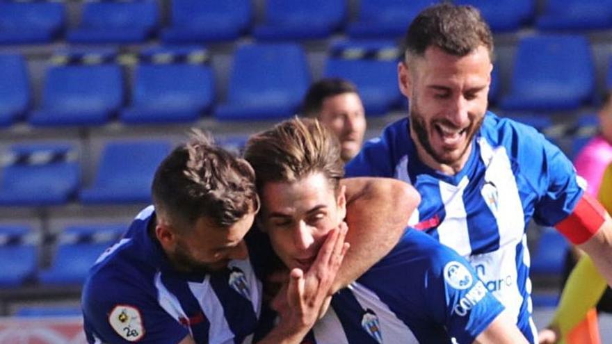 Los jugadores del Alcoyano celebran el gol del 2-0 de Raíllo al Orihuela y los del Athletic uno de sus cinco tantos al Getafe el lunes. | JUANI RUZ/EP