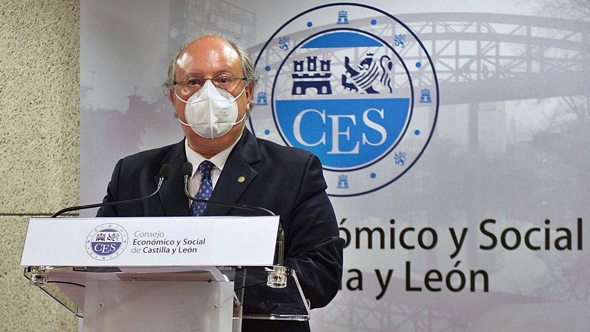 El presidente del Consejo Económico y Social (CES) de Castilla y León, Enrique Cabero, durante la presentación ayer del informe en Valladolid. | Nacho Gallego - Efe