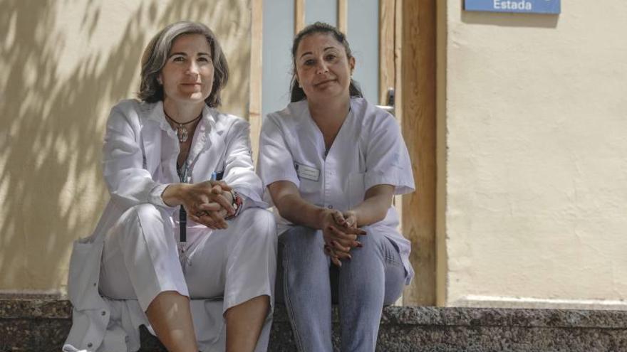 La psiquiatra Rosa García y la supervisora de enfermería Elvira Sánchez posan en las escaleras de acceso al pabellón Alfàbia.