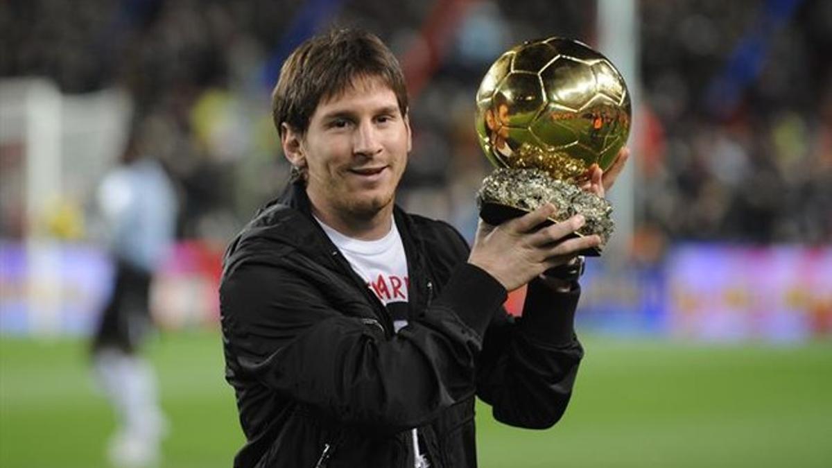 Messi ofrece al Camp Nou su primer Balón de oro