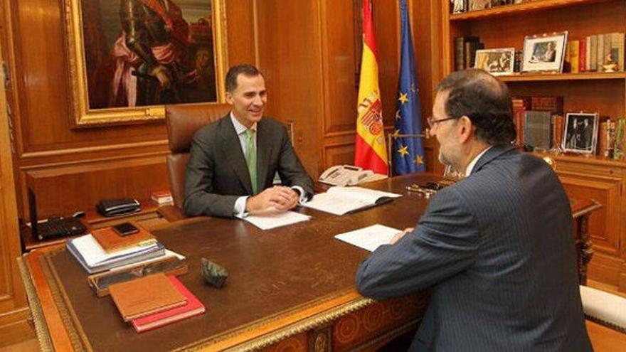 Felipe VI celebra su primer despacho con Rajoy