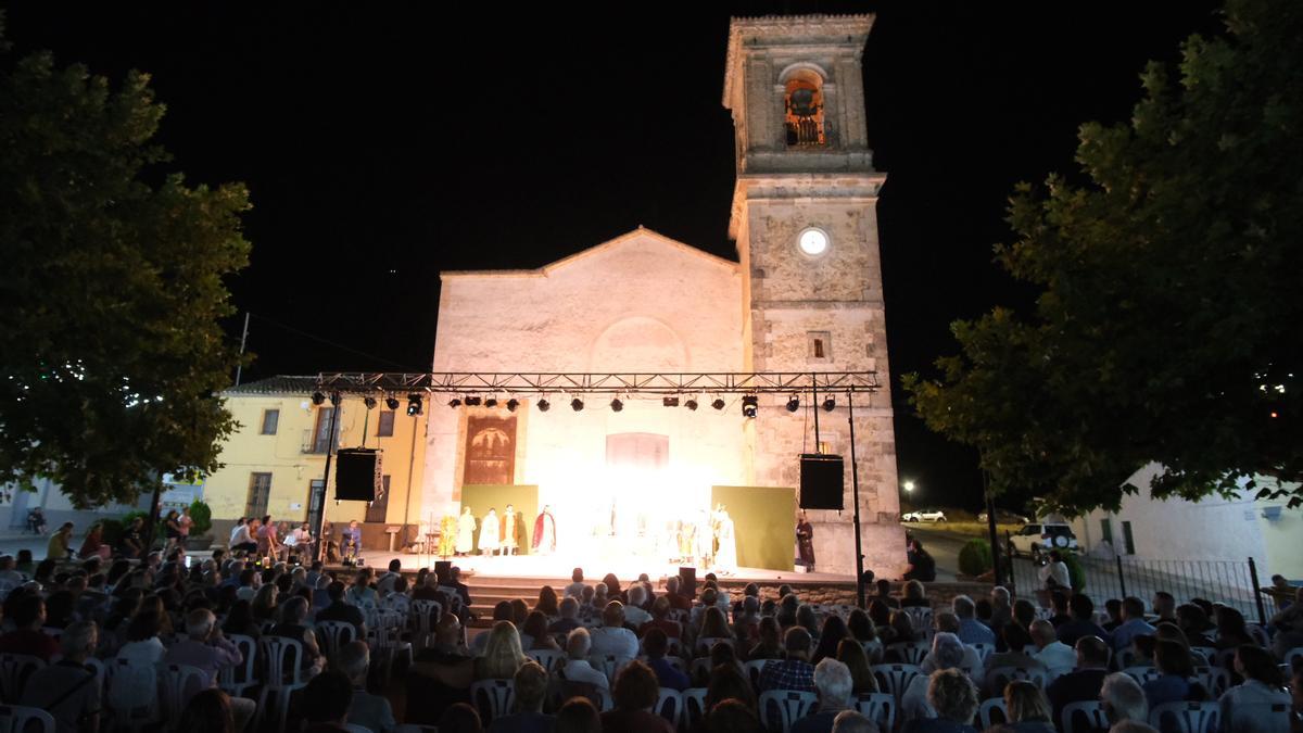 La plaza de la Iglesia llena de público para presenciar la representación.