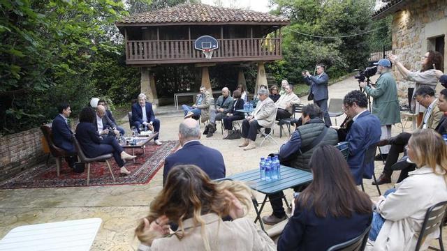 Participantes en las jornadas, ayer, en La Pipa (Gijón). | Ángel González