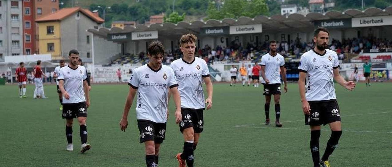 Annunziata, Viesca, Prosi, Omar y, al fondo, Luiyi, cabizbajos tras el duelo ante el Viera.