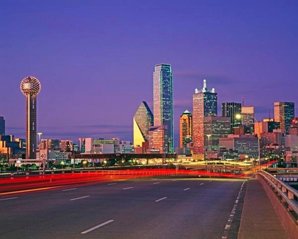 La Torre Unión y los rascacielos se alzan sobre la ciudad de Dallas