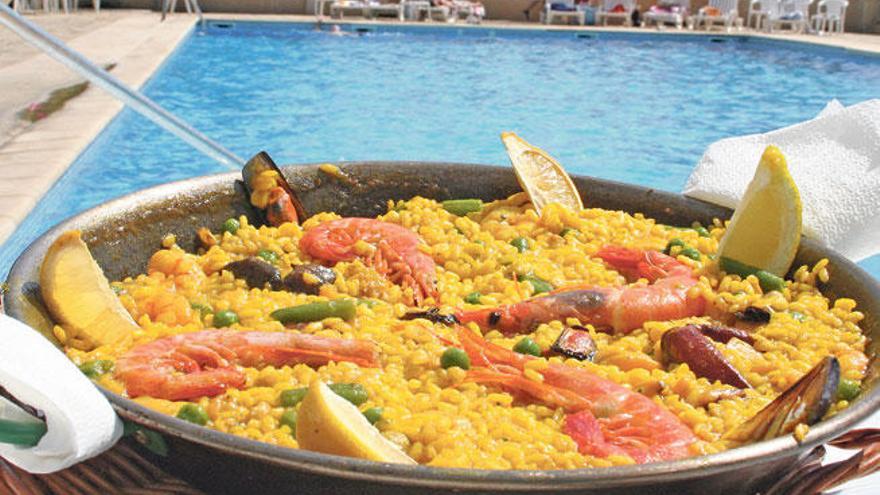 Paella en la piscina salada