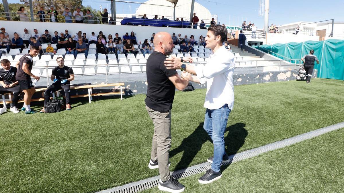 Lolo Escobar saluda a Manolo González, técnico de la Peña Deportiva, antes del partido en Santa Eulalia.