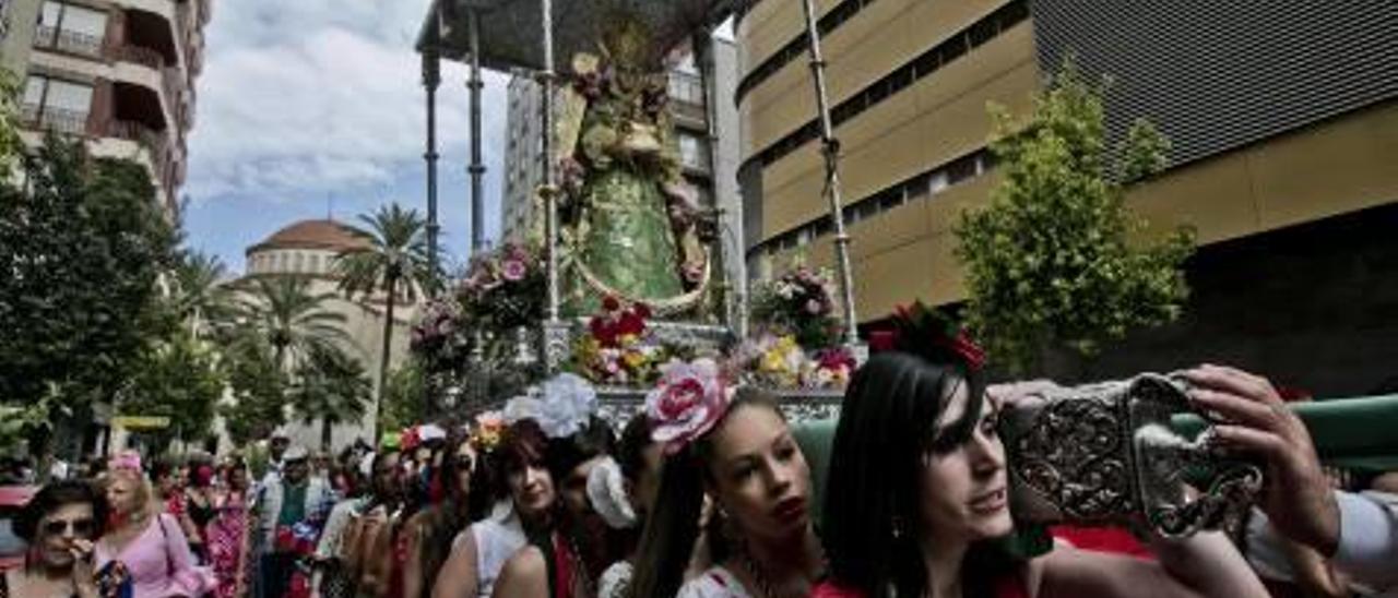 Elche se rinde a la Virgen del Rocío