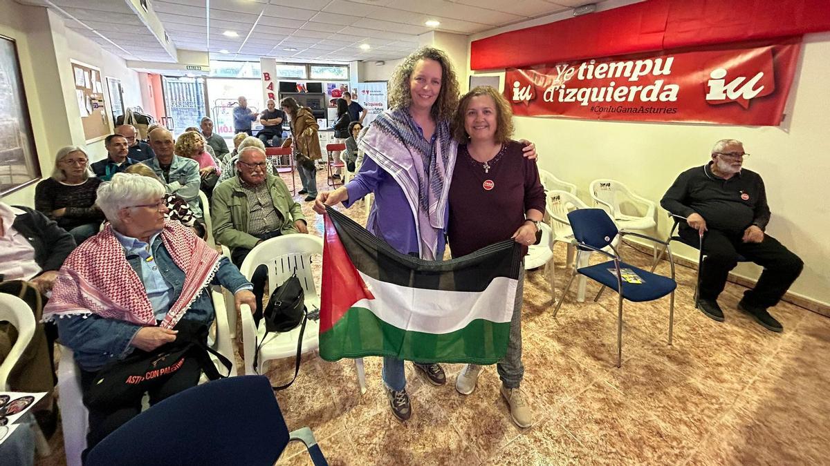 Noemí Martín y Juani Rishmawi, con la bandera de Palestina en la sede de IU en Piedras Blancas.