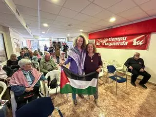 Juani Rishmawi relata en Castrillón el acoso israelí contra las ONG palestinas: "O sales o mueres, el aislamiento es total"