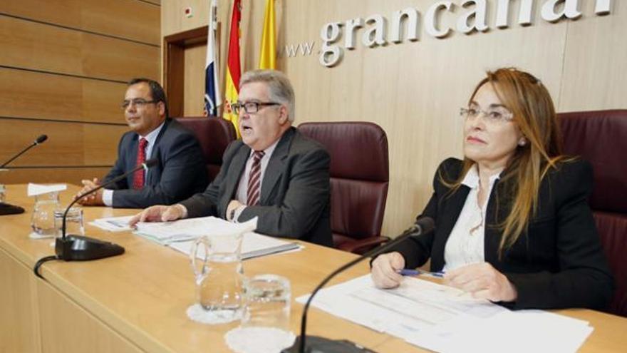 José Miguel Bravo de Laguna, en el centro, ayer con Juan Domínguez y Rosa Rodríguez. i ACFIPRESS