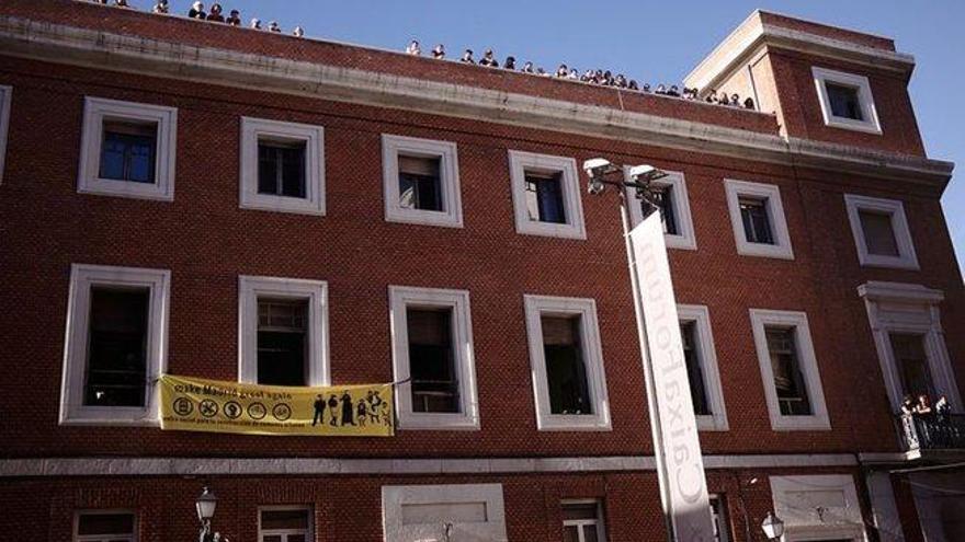 Manifestantes contra el desalojo de La Ingobernable cortan el tráfico en el centro de Madrid