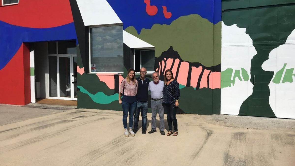 el-govern-plural-visita-el-mural-de-pop-art-de-lantiga-empresa-tipel