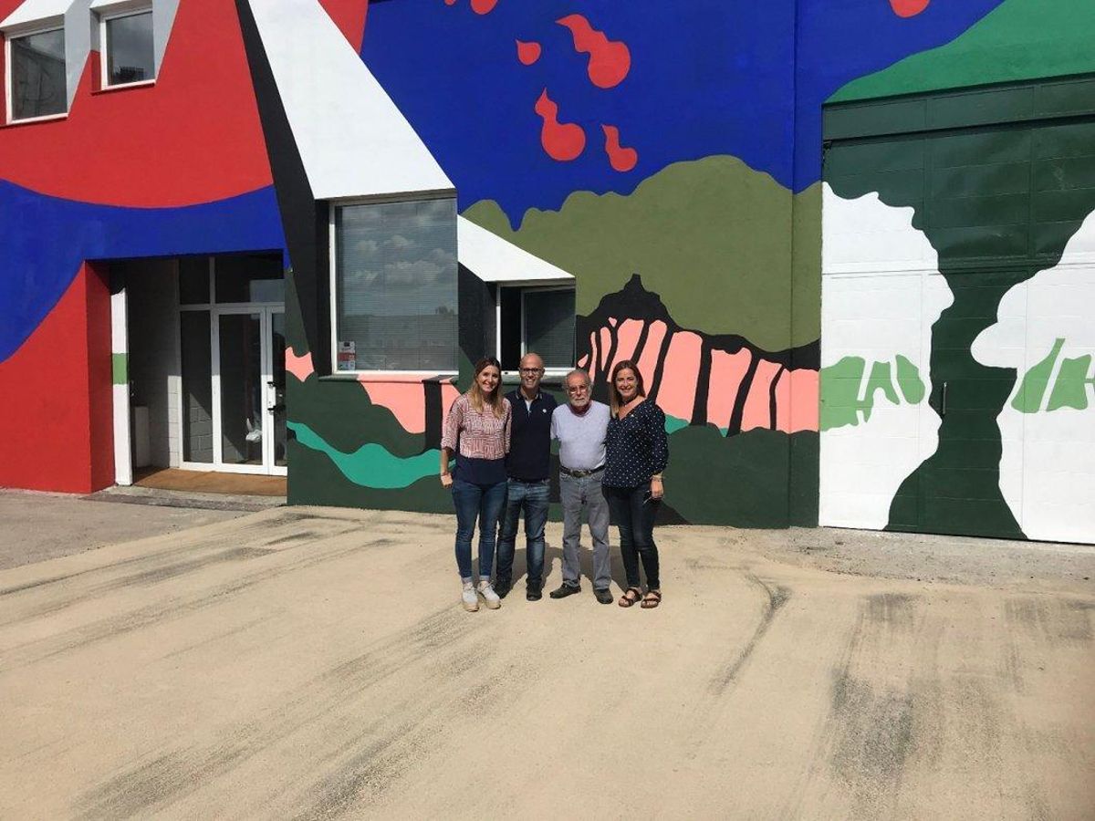 el-govern-plural-visita-el-mural-de-pop-art-de-lantiga-empresa-tipel