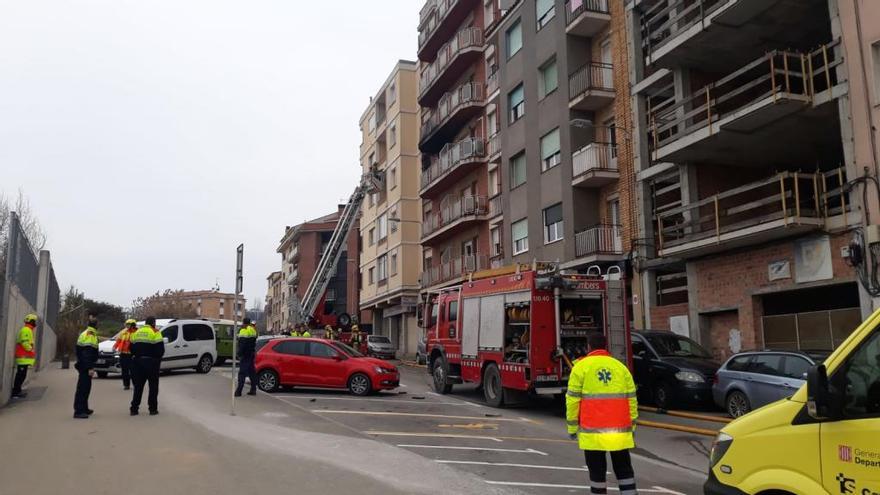 Els bombers apagant el foc des de la grua, aquest matí.