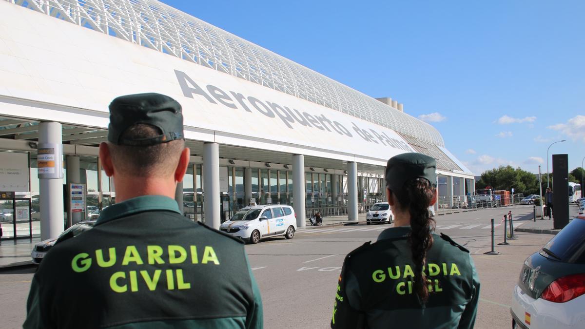 Agentes de la Guardia Civil en el aeropuert de Palma.