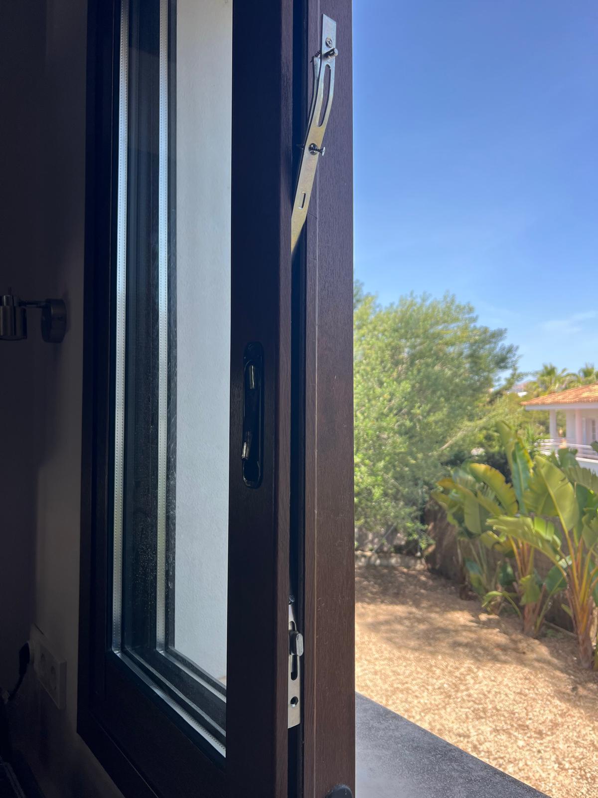 Das Fenster wurde aufgebrochen.
