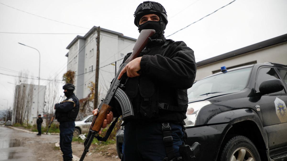 Agentes de la policía de Kosovo patrullan una zona del norte de la ciudad de Mitrovica.
