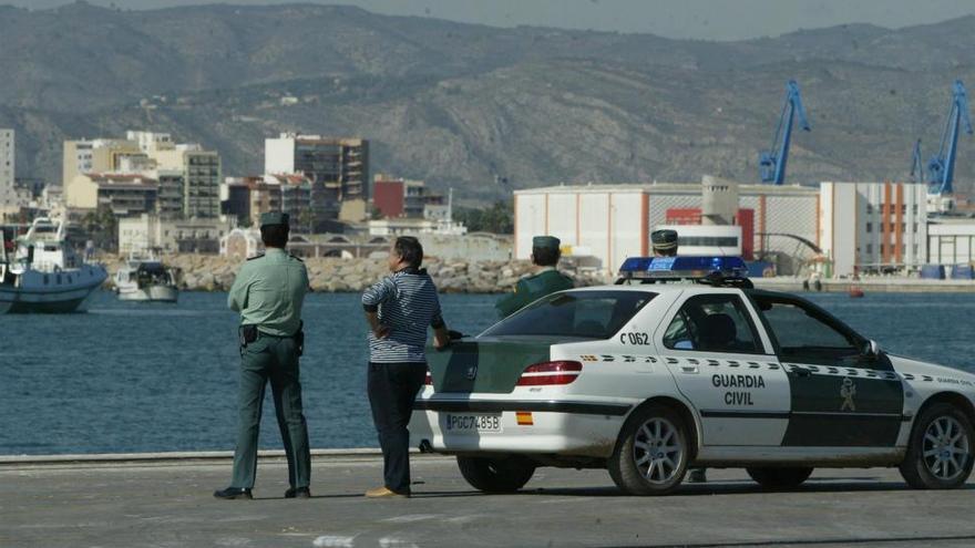 Un hombre y un menor colisionan contra un muro del puerto en Benicarló