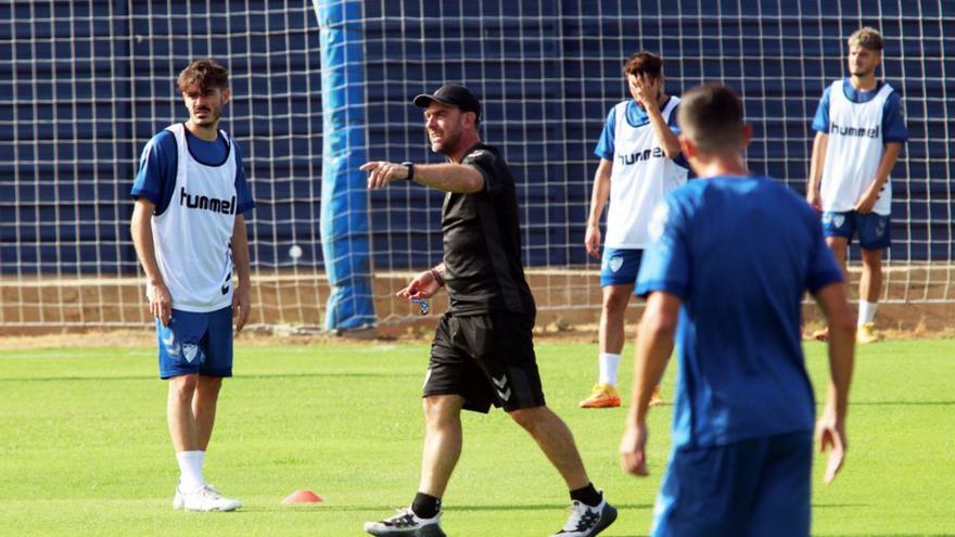 Pablo Guede da instrucciones a sus jugadores. | ÁLEX ZEA