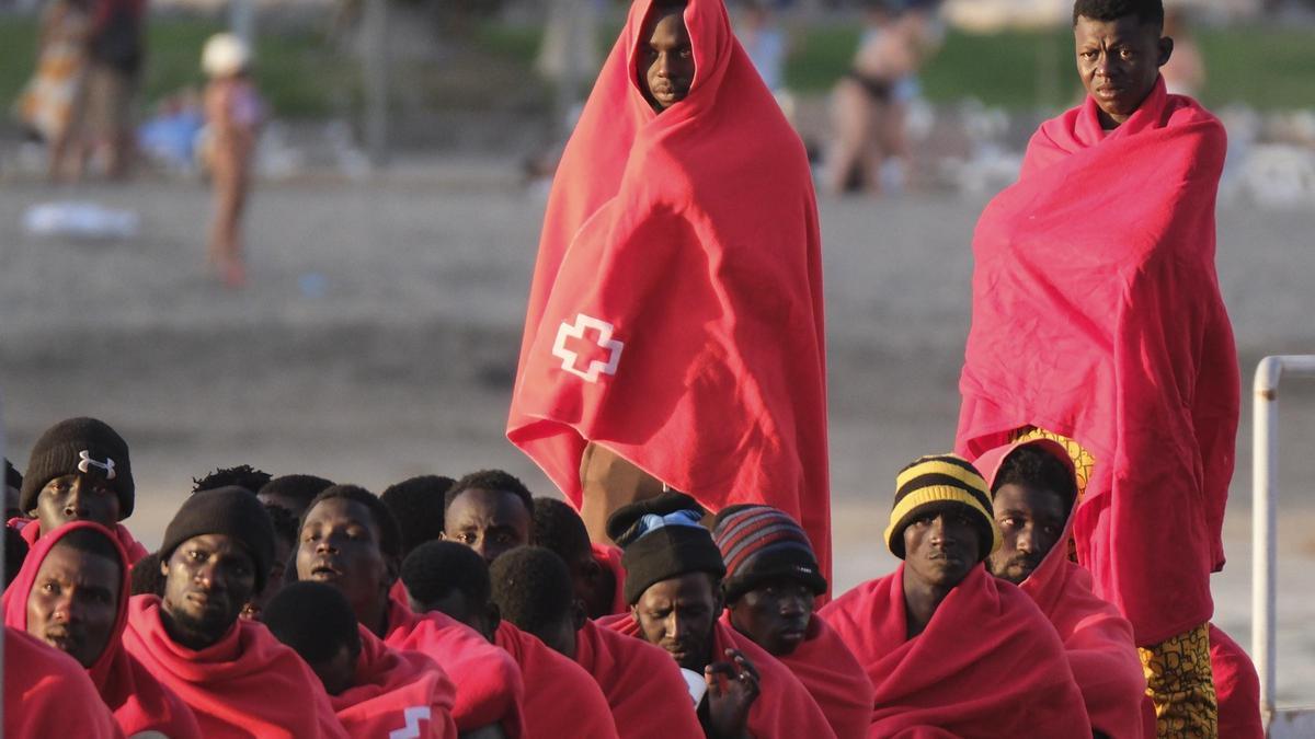 Llegada de un grupo de migrantes a Tenerife, rescatados por Salvamento Marítimo.