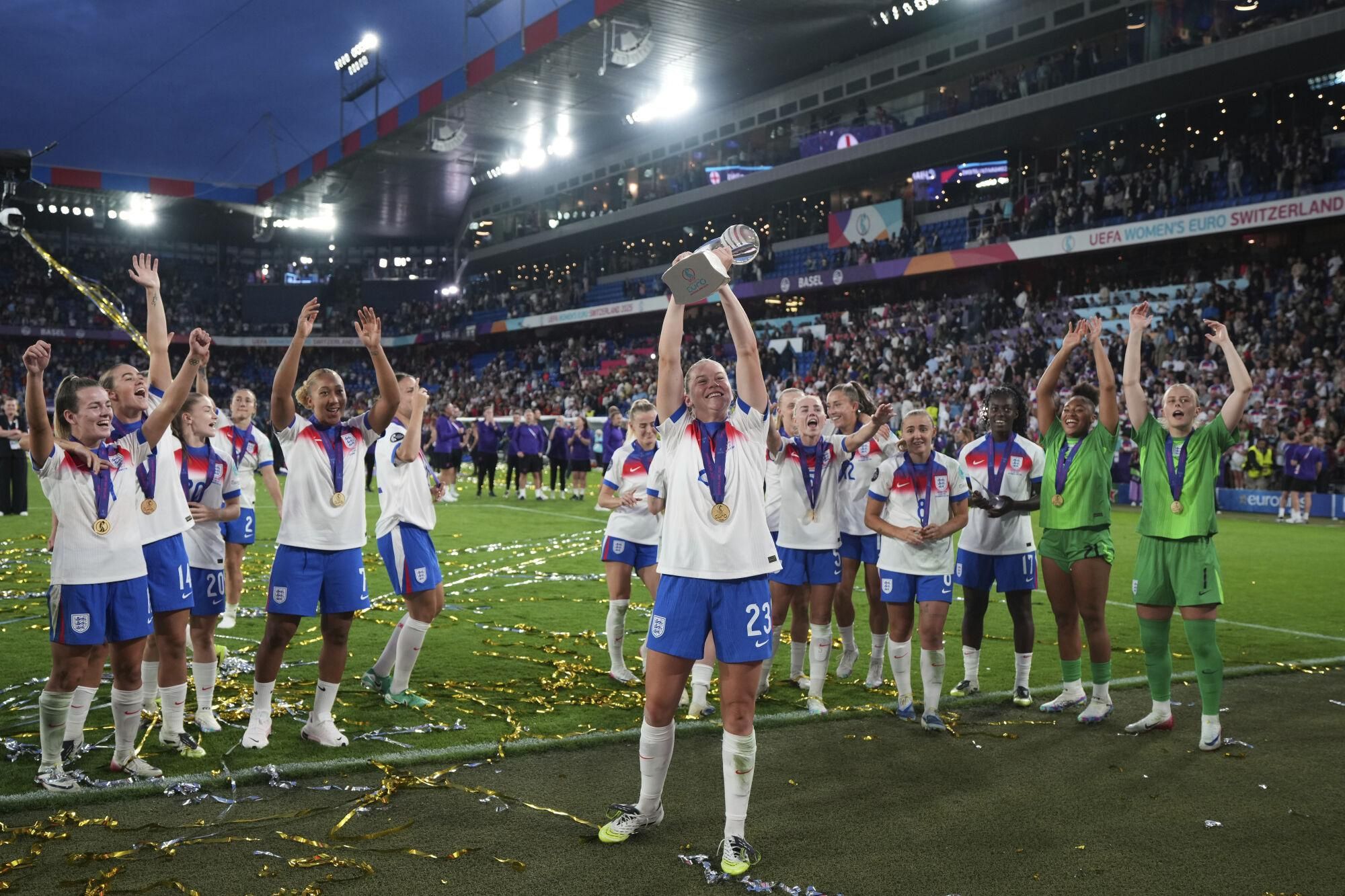 England's Alessia Russo celebrates with the trophy after winning the Women's Euro 2025 final soccer match between England and Spain at St. Jakob-Park in Basel, Switzerland, Sunday, July 27, 2025. (AP Photo/Alessandra Tarantino)
