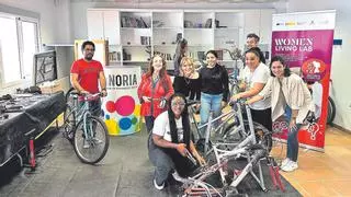 Aprender a arreglar bicis, una salida laboral para mujeres vulnerables