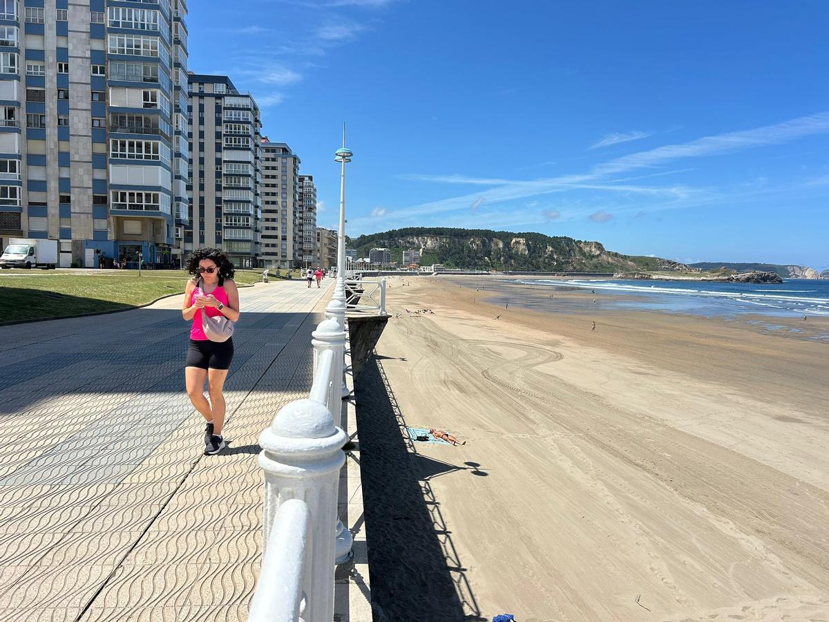 EN IMÁGENES: Las playas de Castrillón recibena a los primeros socorristas del verano EN IMÁGENES: Las playas de Castrillón recibena a los primeros socorristas del verano