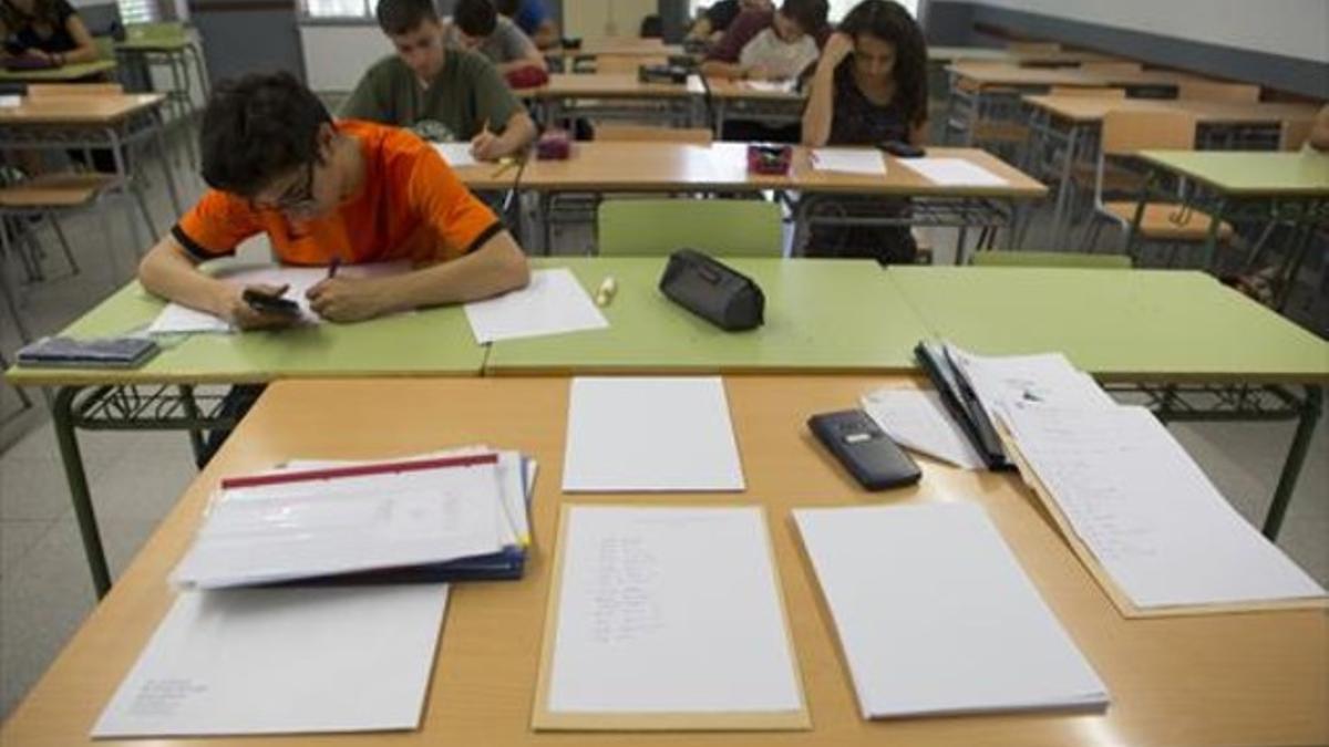 Alumnos del instituto Vila de Gràcia, de Barcelona, en pleno examen de recuperación.