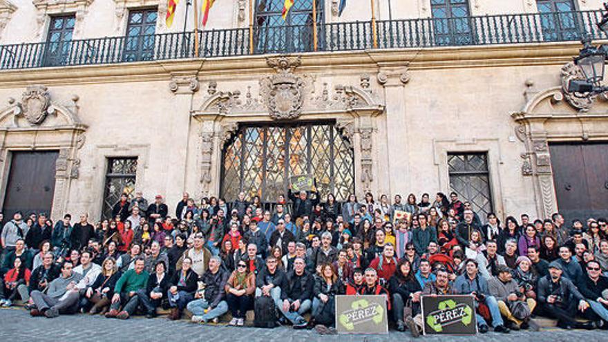 Foto de familia de Palma Fotográfica, más de 400 concursantes ayer en la plaza de Cort.
