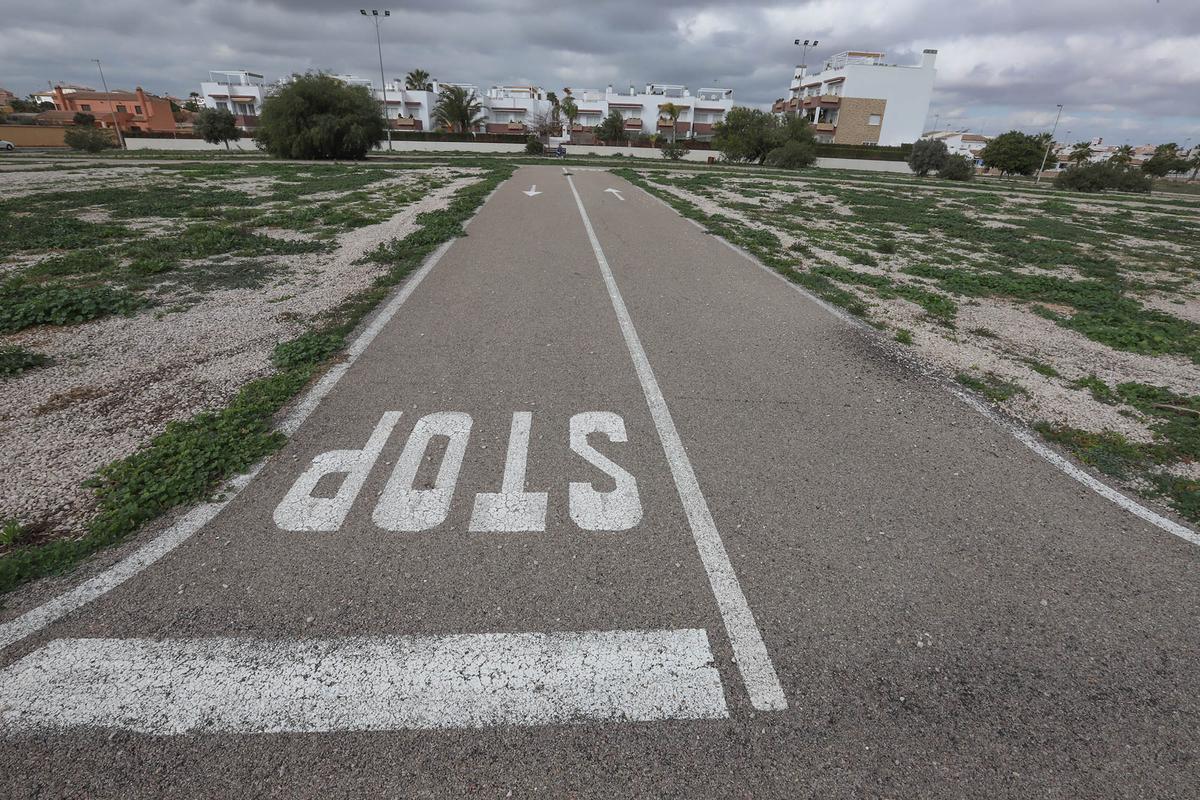 La vegetación crece a sus anchas en este parque de seguridad vial.